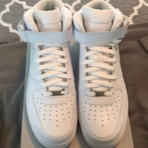 Brand new. Never worn. Nike Air Force 1 Mid ‘07